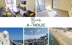 Beach-A-Holic Apartment, 2 Min Distance From Larnaca Marina